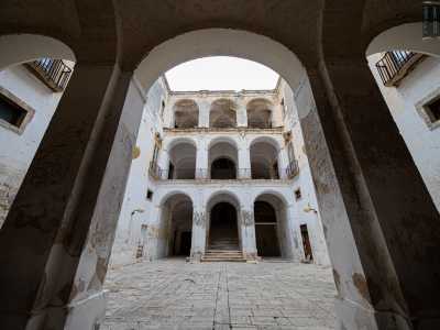 Non ci resta ora che entrare. Raggiungiamo cos� il cortile...